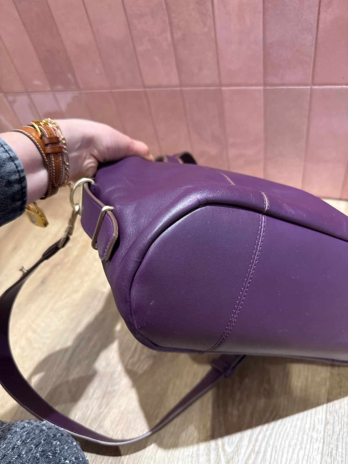 Sac violet en cuir le tanneur