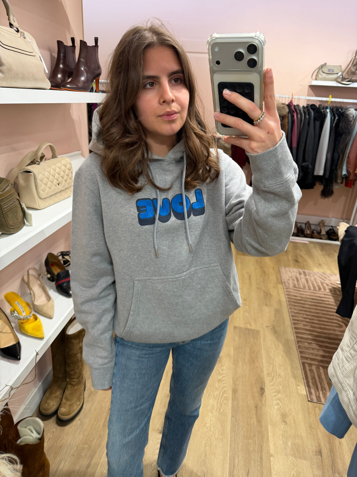 Sandro - Sweat-shirt gris, détail Love - T.M 22/09