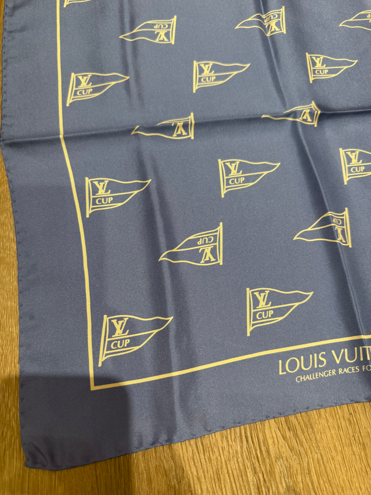 Louis Vuitton Foulard bleu chic 20/07