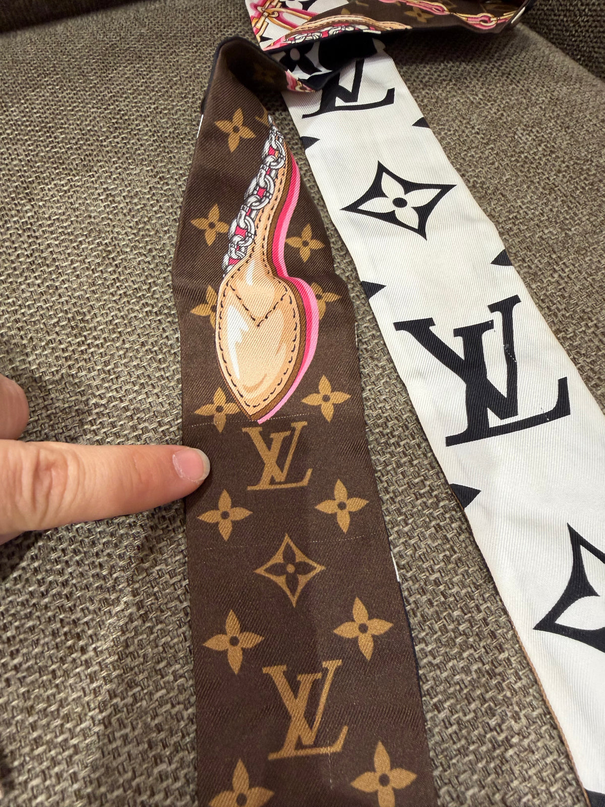 Foulard monogramme rose et marron Louis Vuitton 20/09