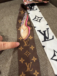 Foulard monogramme rose et marron Louis Vuitton 20/09