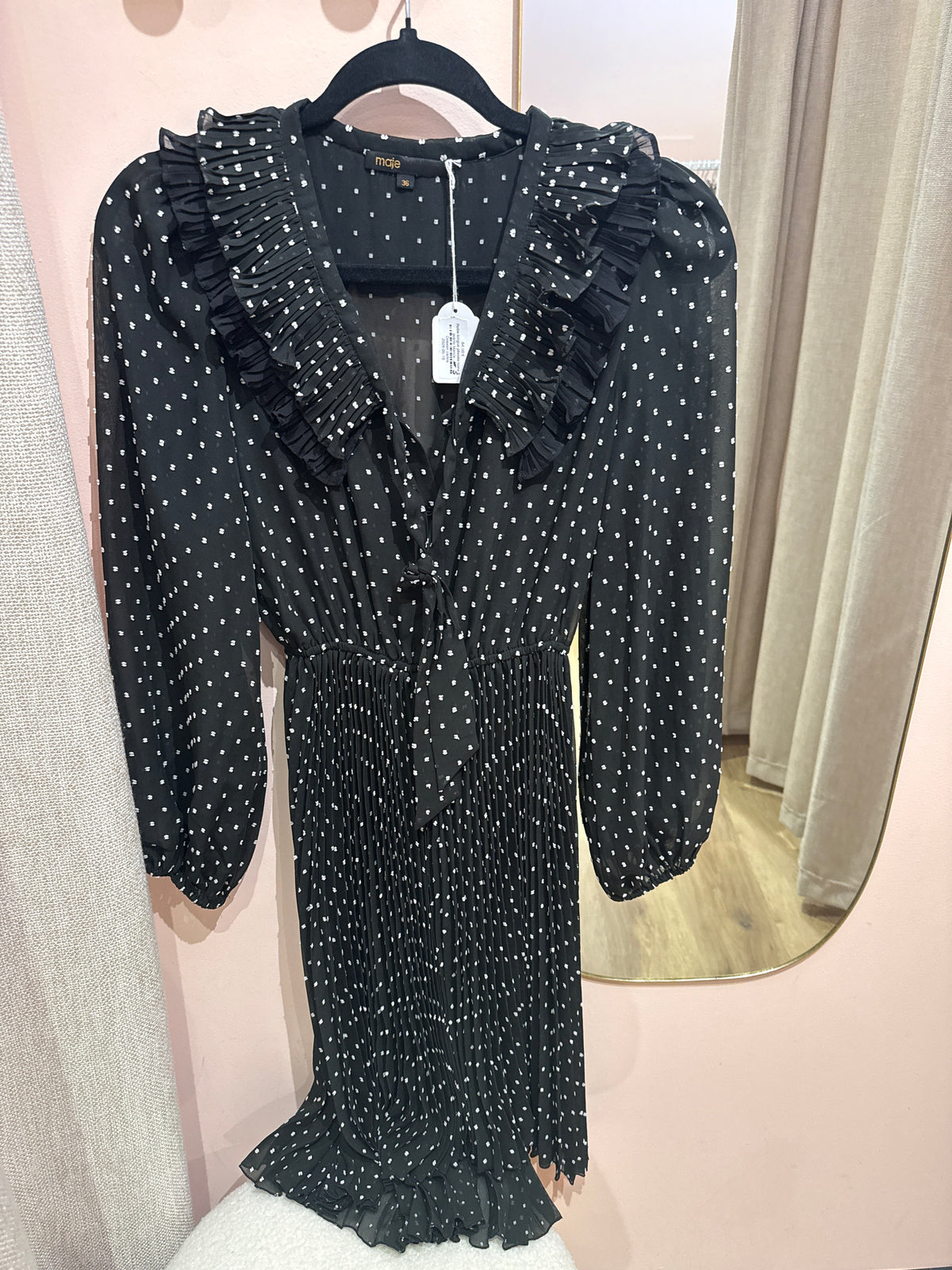 Robe longue plissée noire à points blancs
