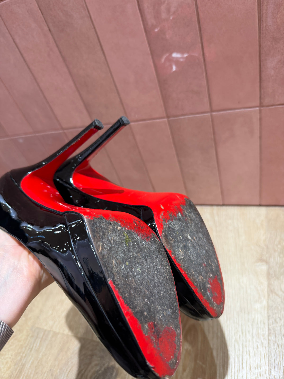 Escarpins Christian Louboutin T.38 vernis 04/10