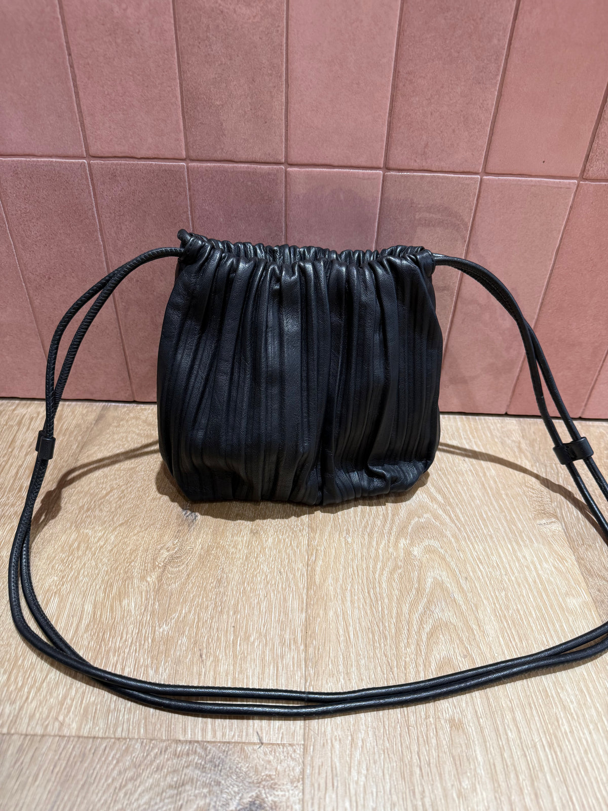 Sac noir plissé cuir COS