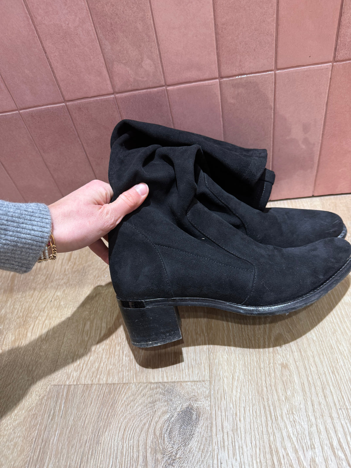 Bottines Adige noires daim T.40