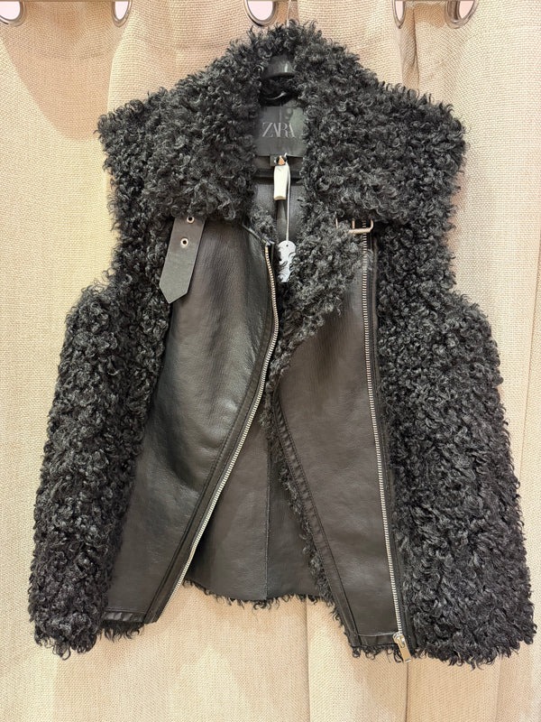 Veste sans manches noire à froufrous Zara T.S 27/09