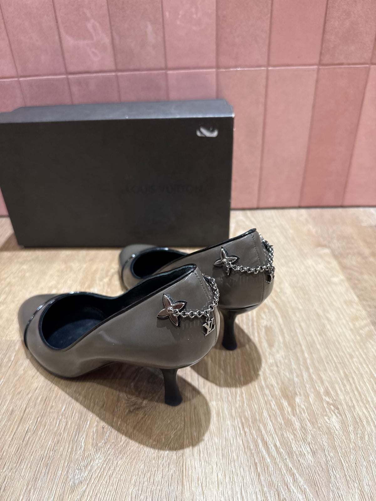 Escarpins Louis Vuitton gris T.36