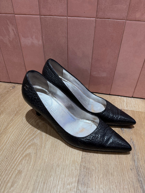 Escarpins noirs à talons Chanel, motif cuir - T.36 13/09