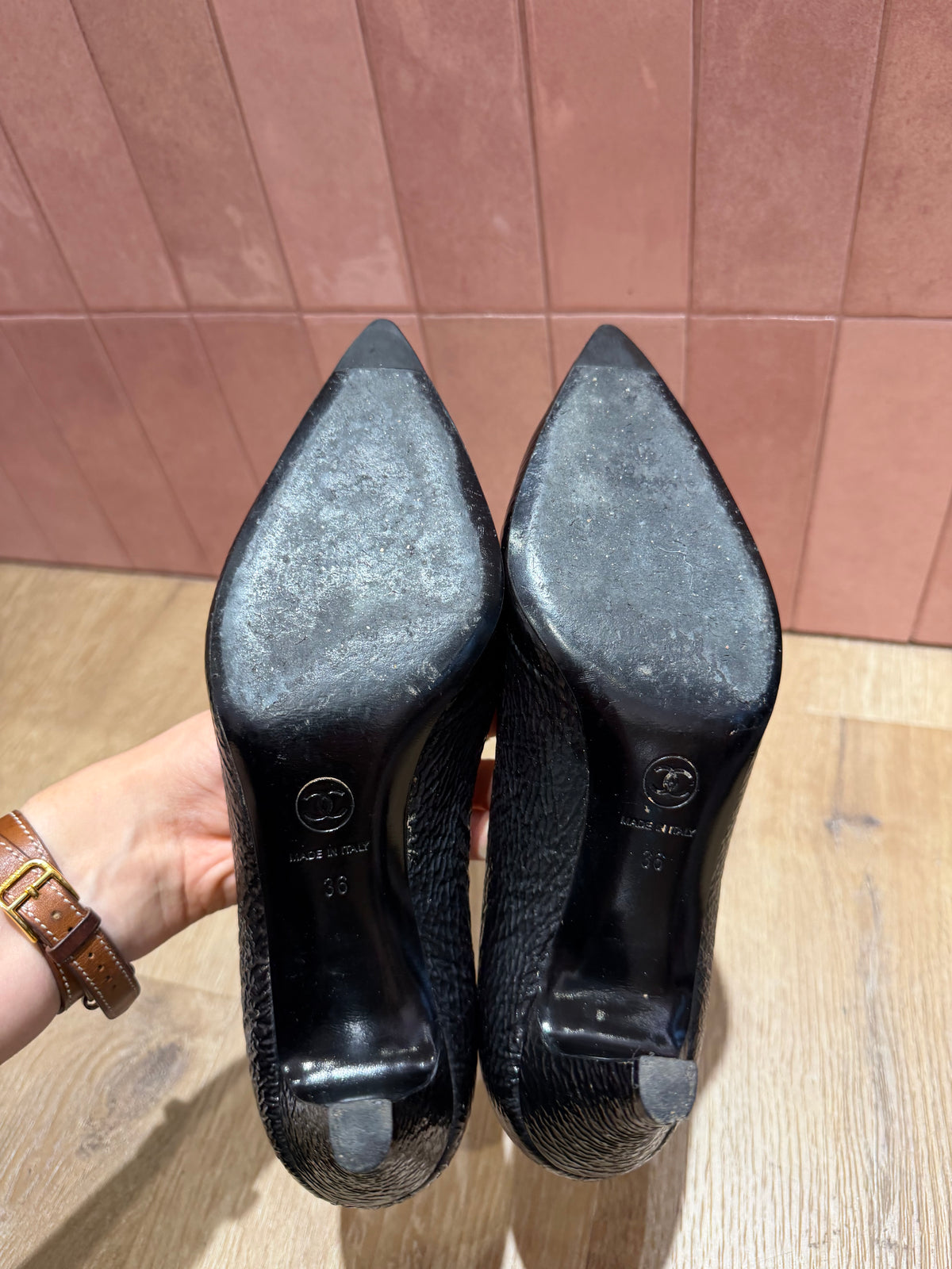 Escarpins noirs à talons Chanel, motif cuir - T.36 13/09