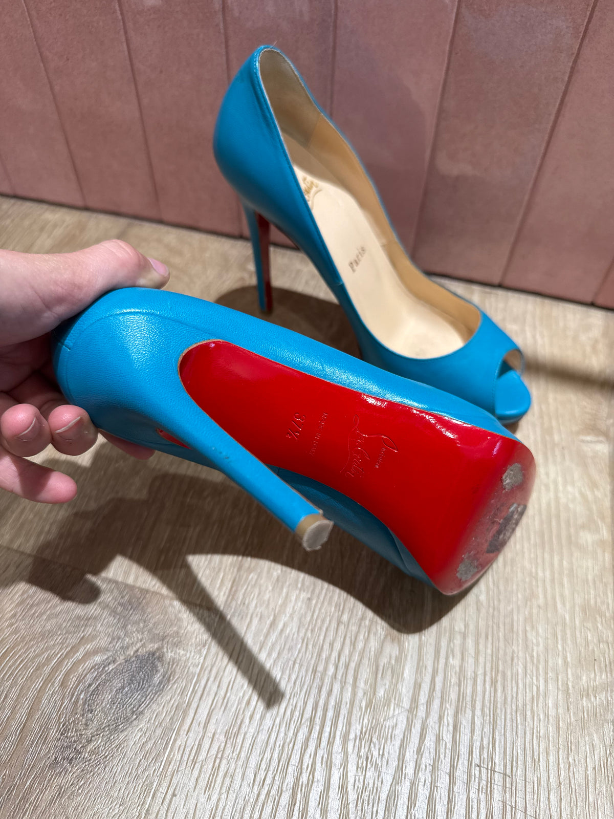 Escarpins Louboutin T.37 1/2 03/06
