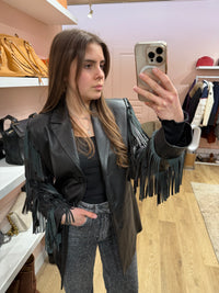 Veste noire en cuir à franges T.38