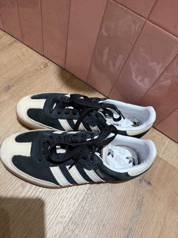 Baskets noires et beiges Adidas Samba T.40 14/10