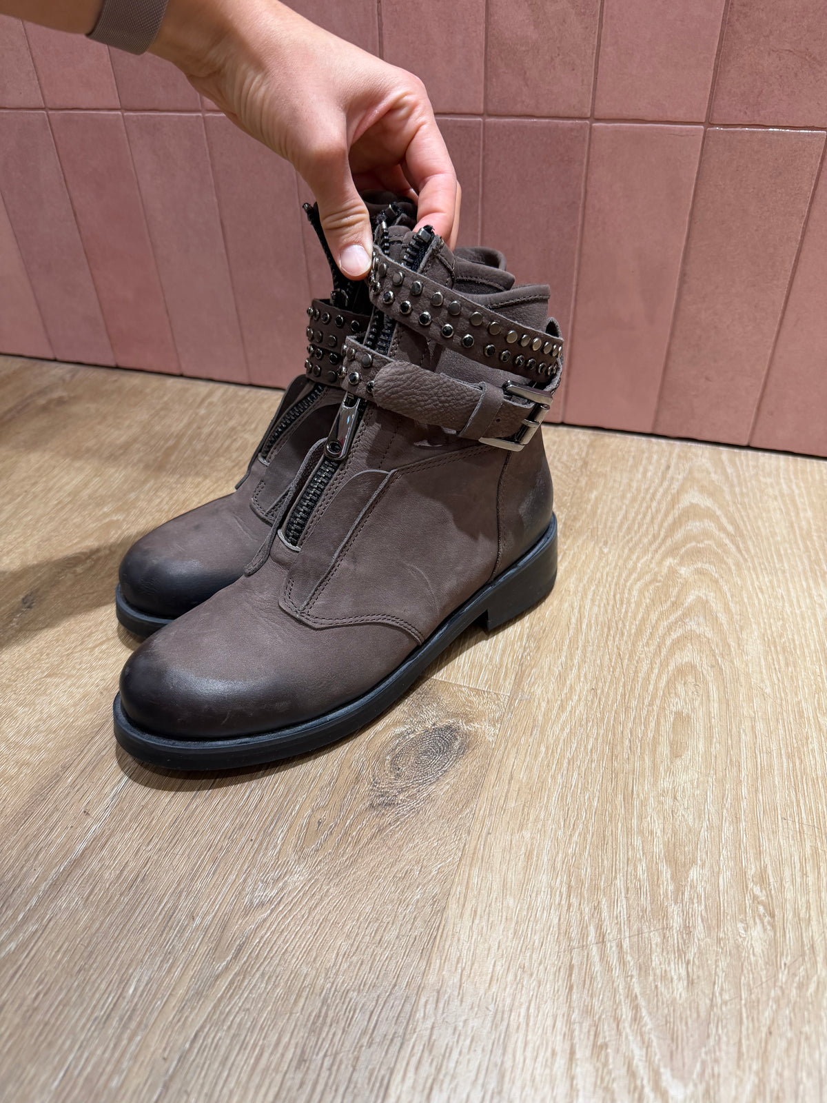 Bottines taupe à clous requins T.36