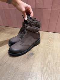 Bottines taupe à clous requins T.36