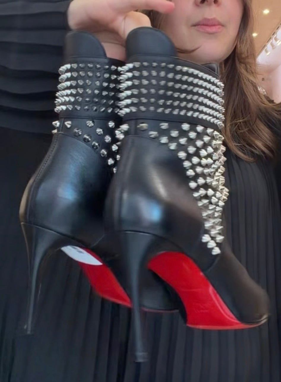 Christian Louboutin - Bottines noires à talons cloutés - T.37 01/09
