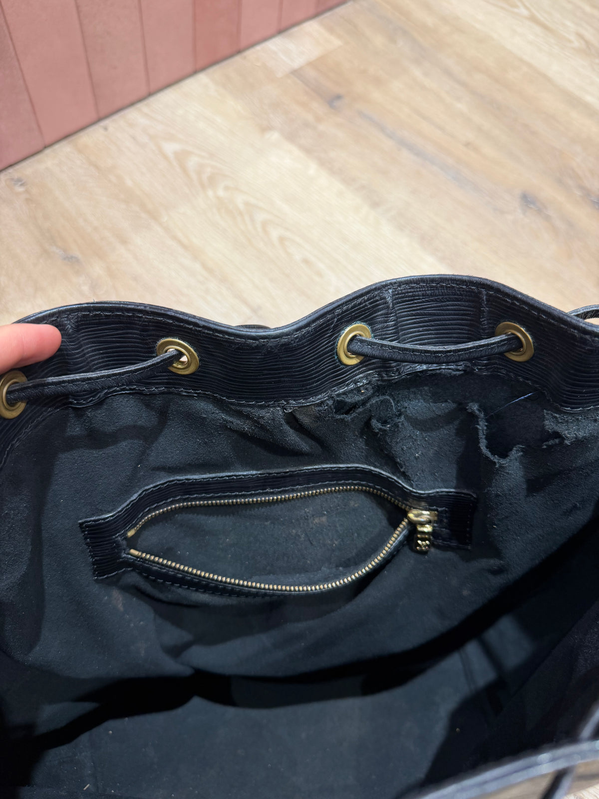 Sac Noé Louis Vuitton cuir épi noir 07/08