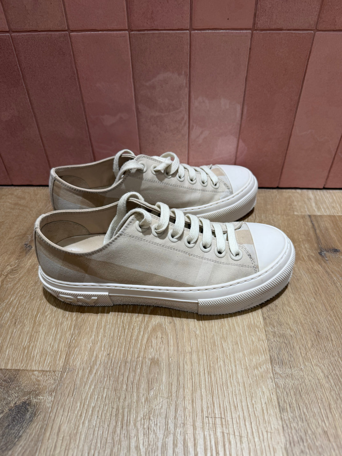 Baskets beige Burberry T.37 1/2 28/08