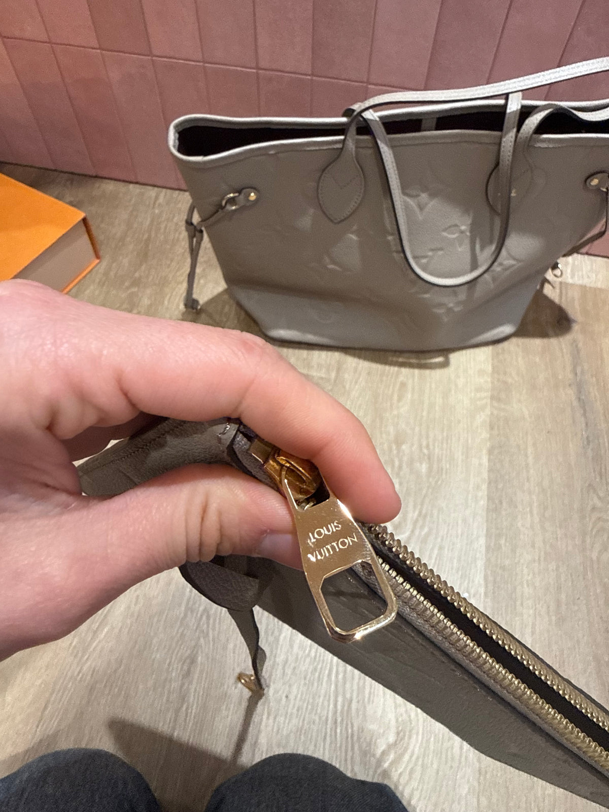 Sac Louis Vuitton emprinte neverfull beige