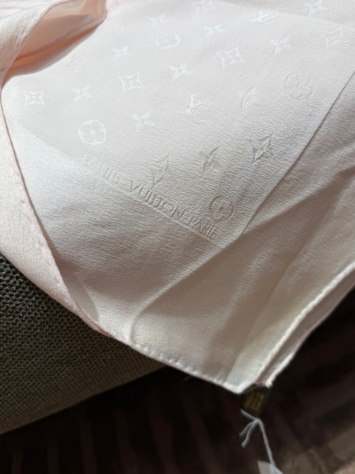 Foulard rose en soie Louis Vuitton - 90x 90 cm 29/09