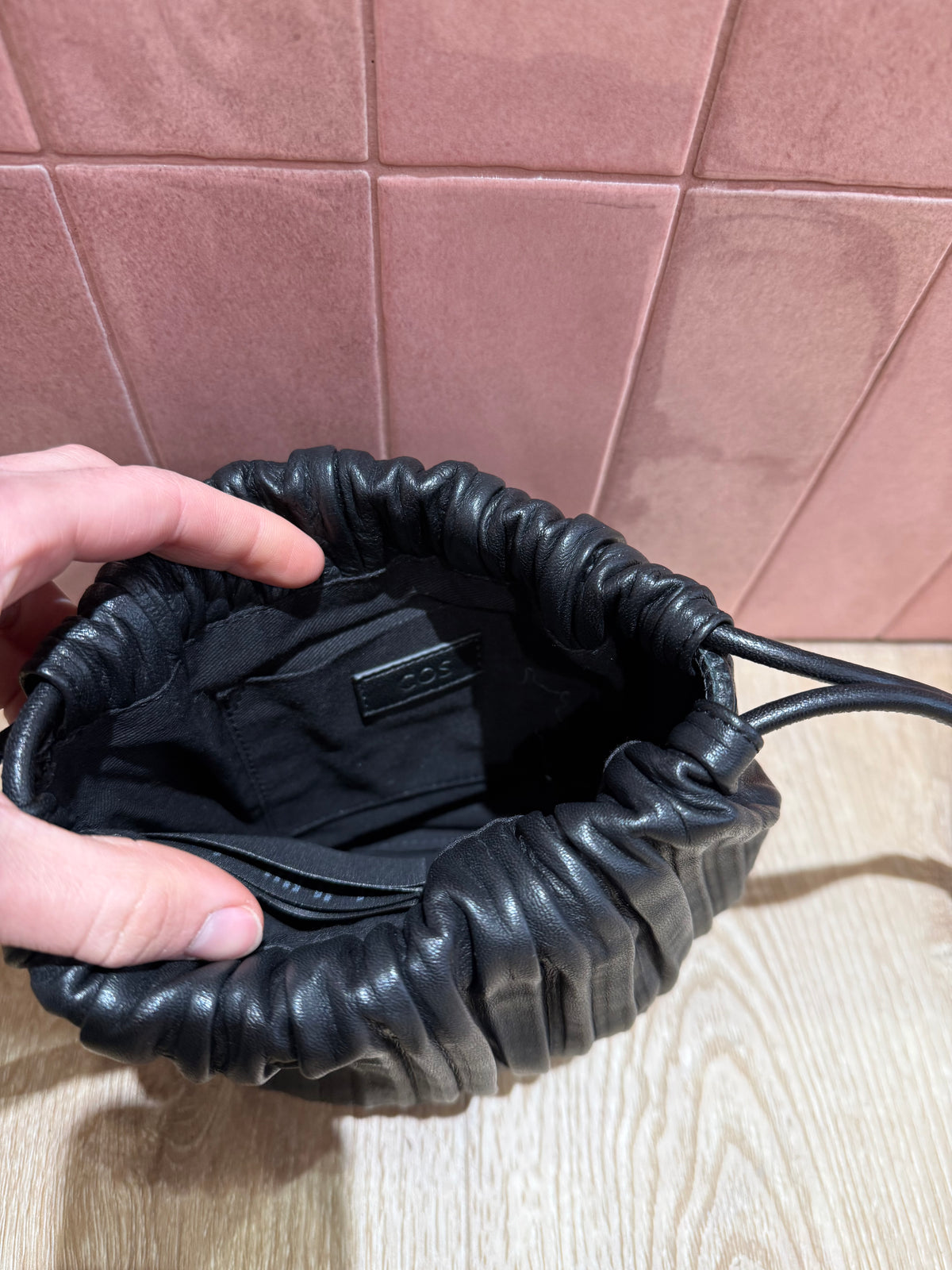 Sac noir plissé cuir COS