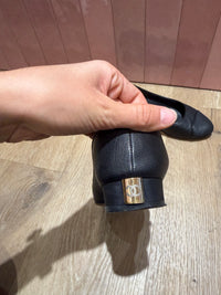 Ballerines noires Chanel, détail logo - T.36 13/09