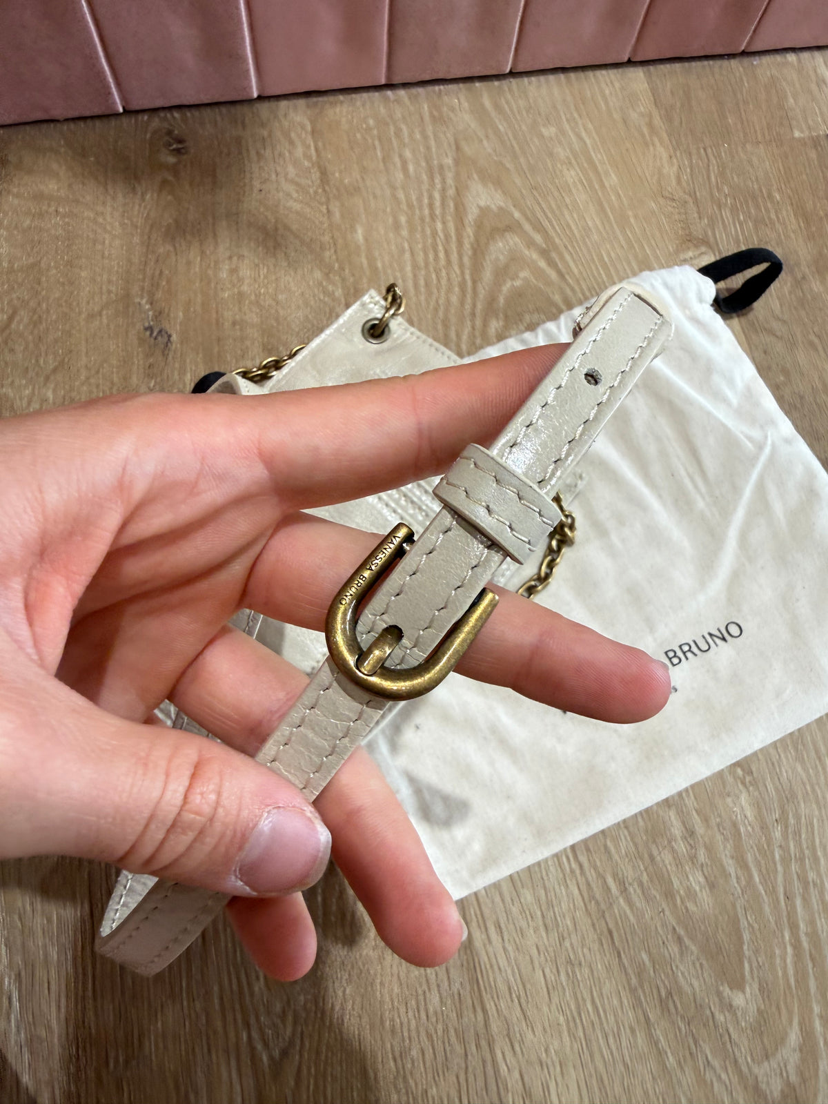 Pochette téléphone cuir blanc cassé  Vanessa Bruno 24/06