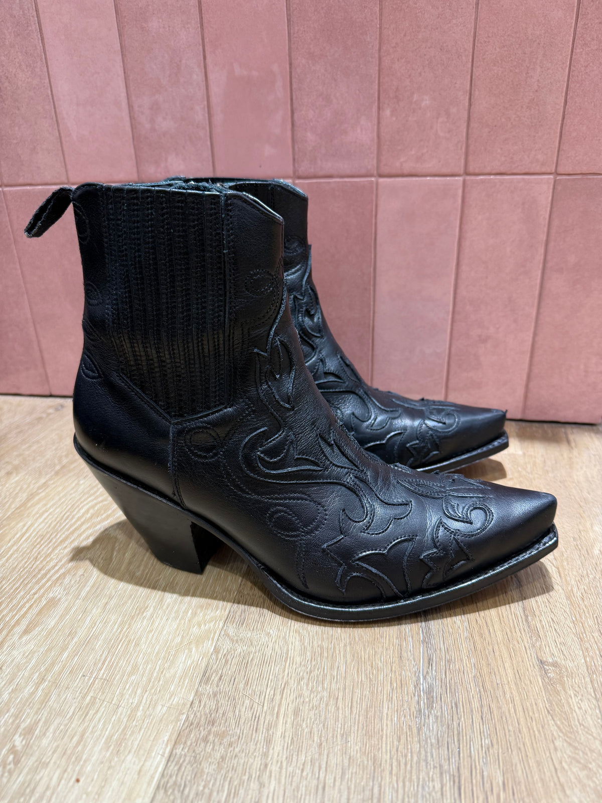 Bottines Noir cuir Sendra T.39