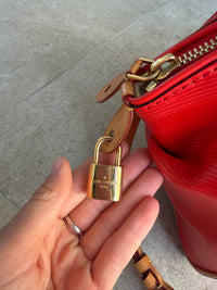 Louis Vuitton cuir Épi rouge doc MM