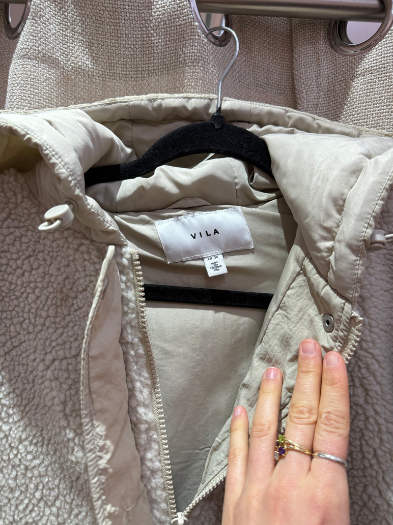 Veste beige matelassée fausse fourrure Vila – T38