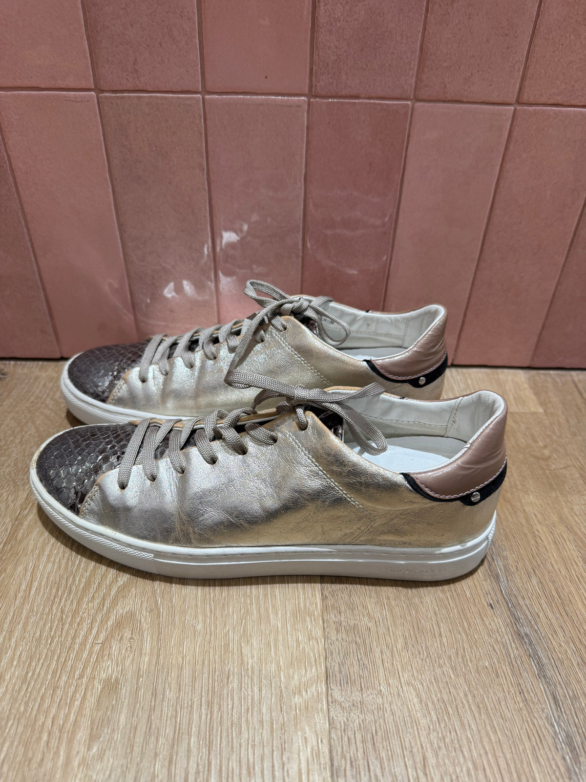 Baskets beige et cuir doré Crime London T.39