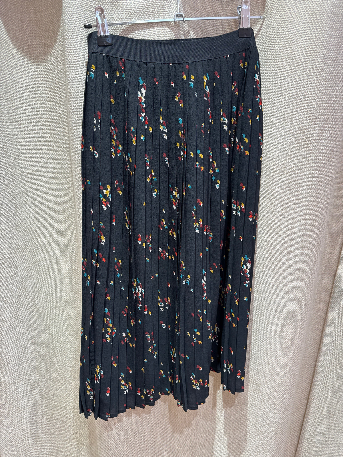 Jupe noir et rouge détail plissée La Fée Maraboutée T.38