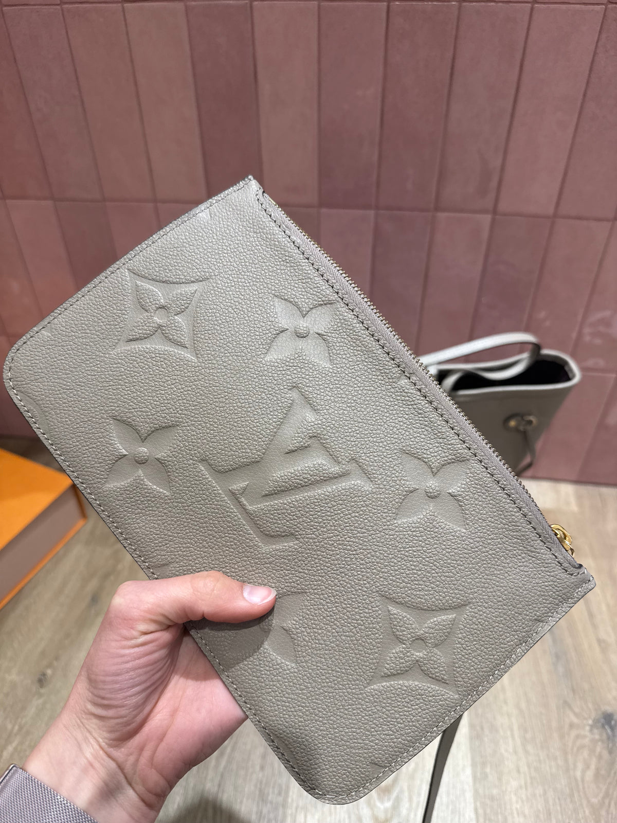 Sac Louis Vuitton emprinte neverfull beige