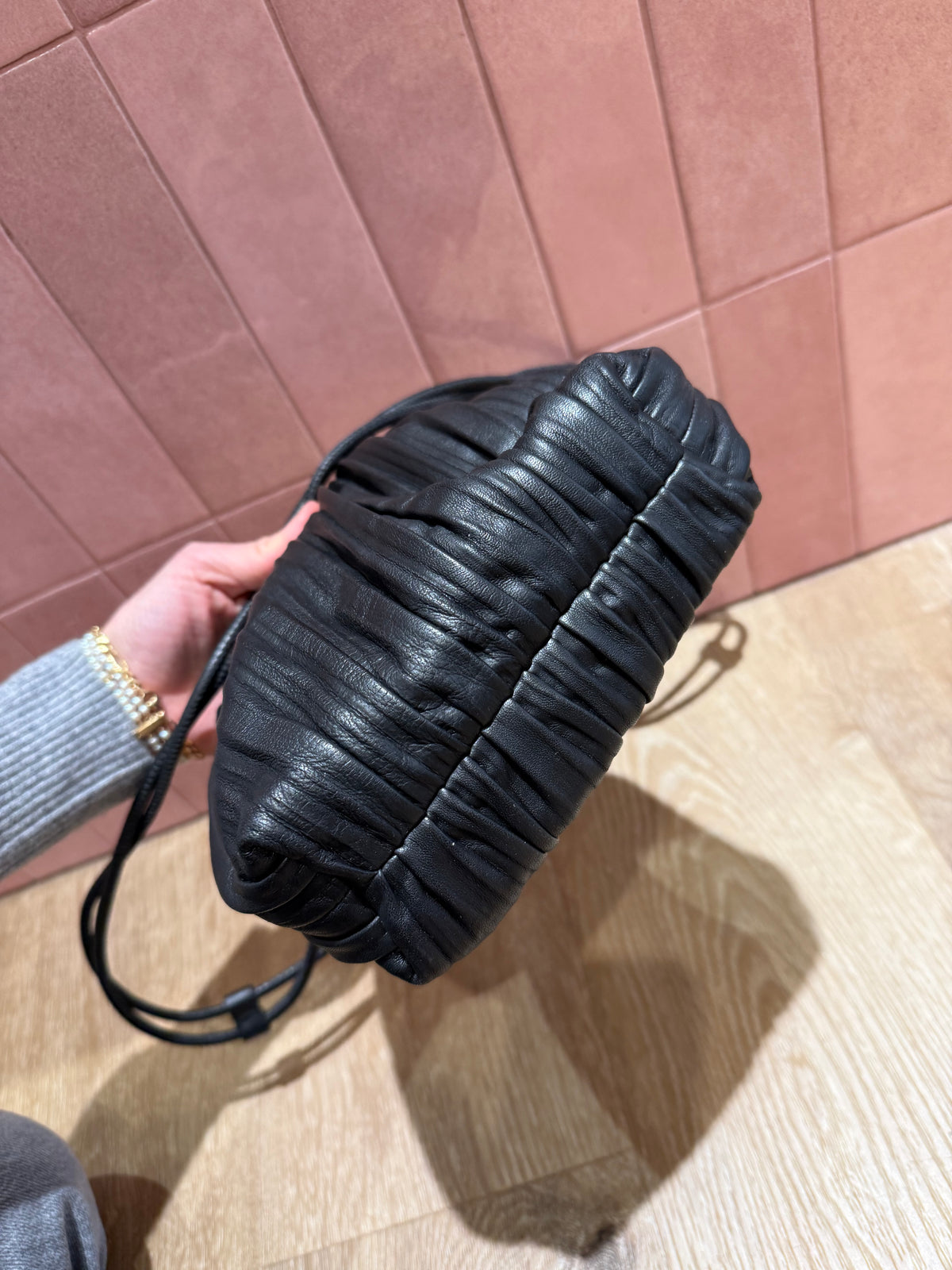 Sac noir plissé cuir COS