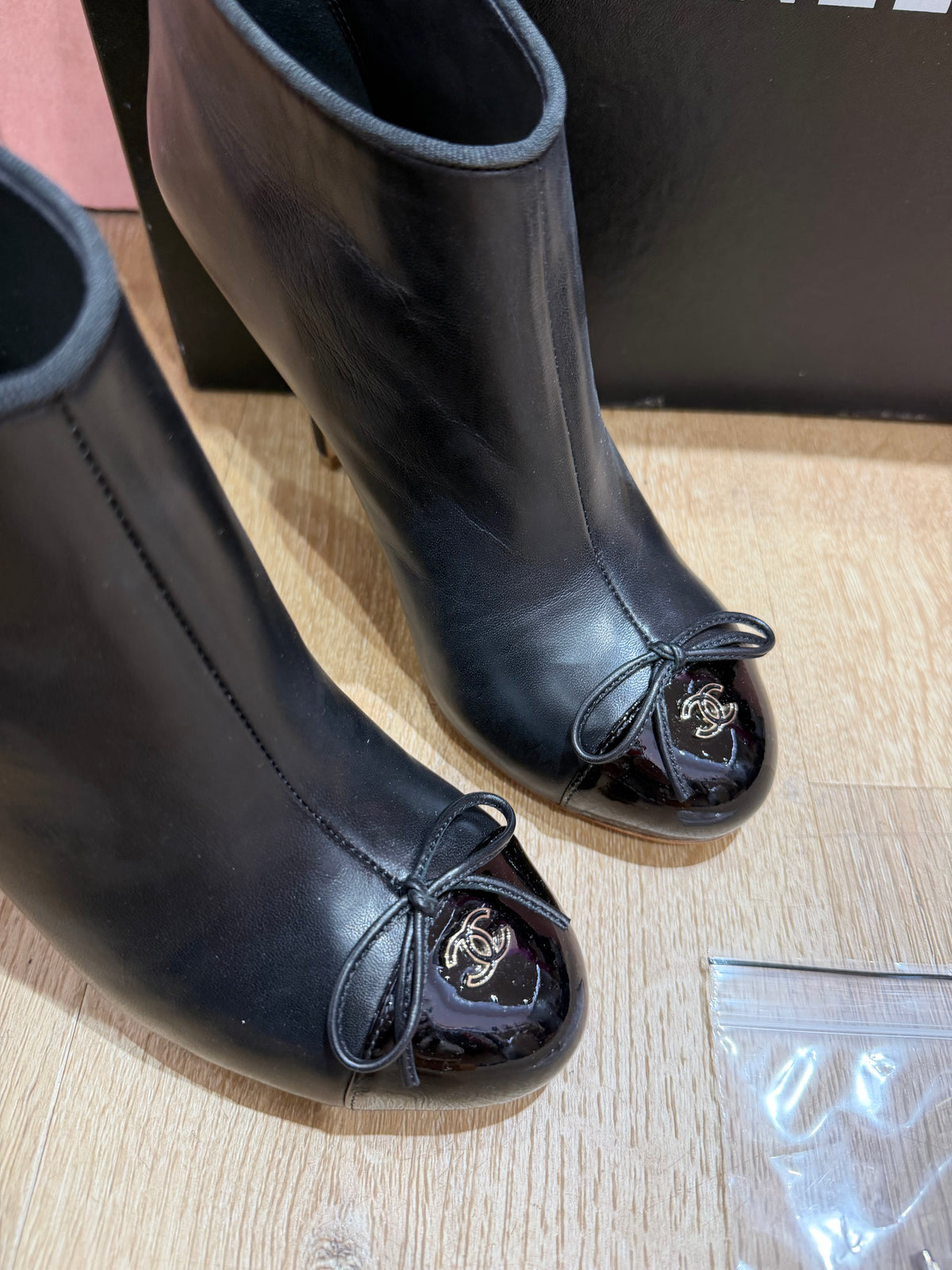Bottines noires bout rond Chanel - T.38 07/10