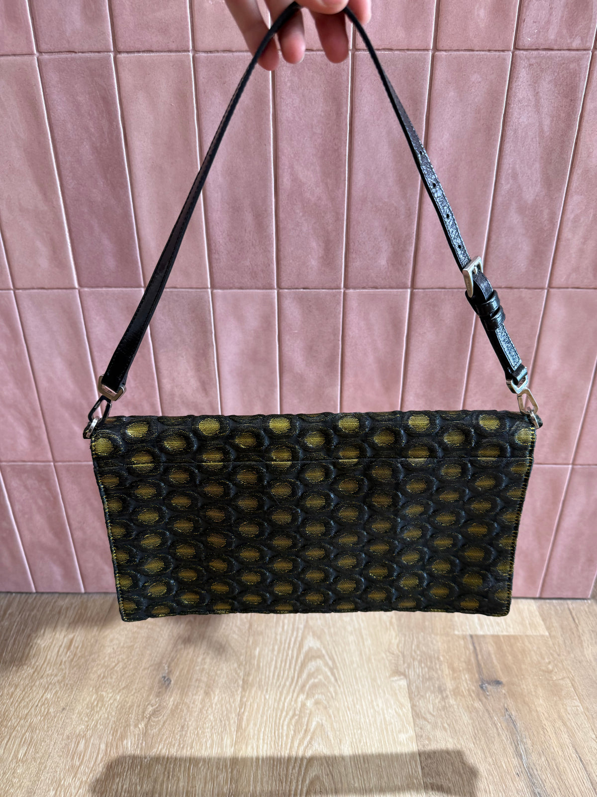 Pochette noire et dorée Prada 24/06
