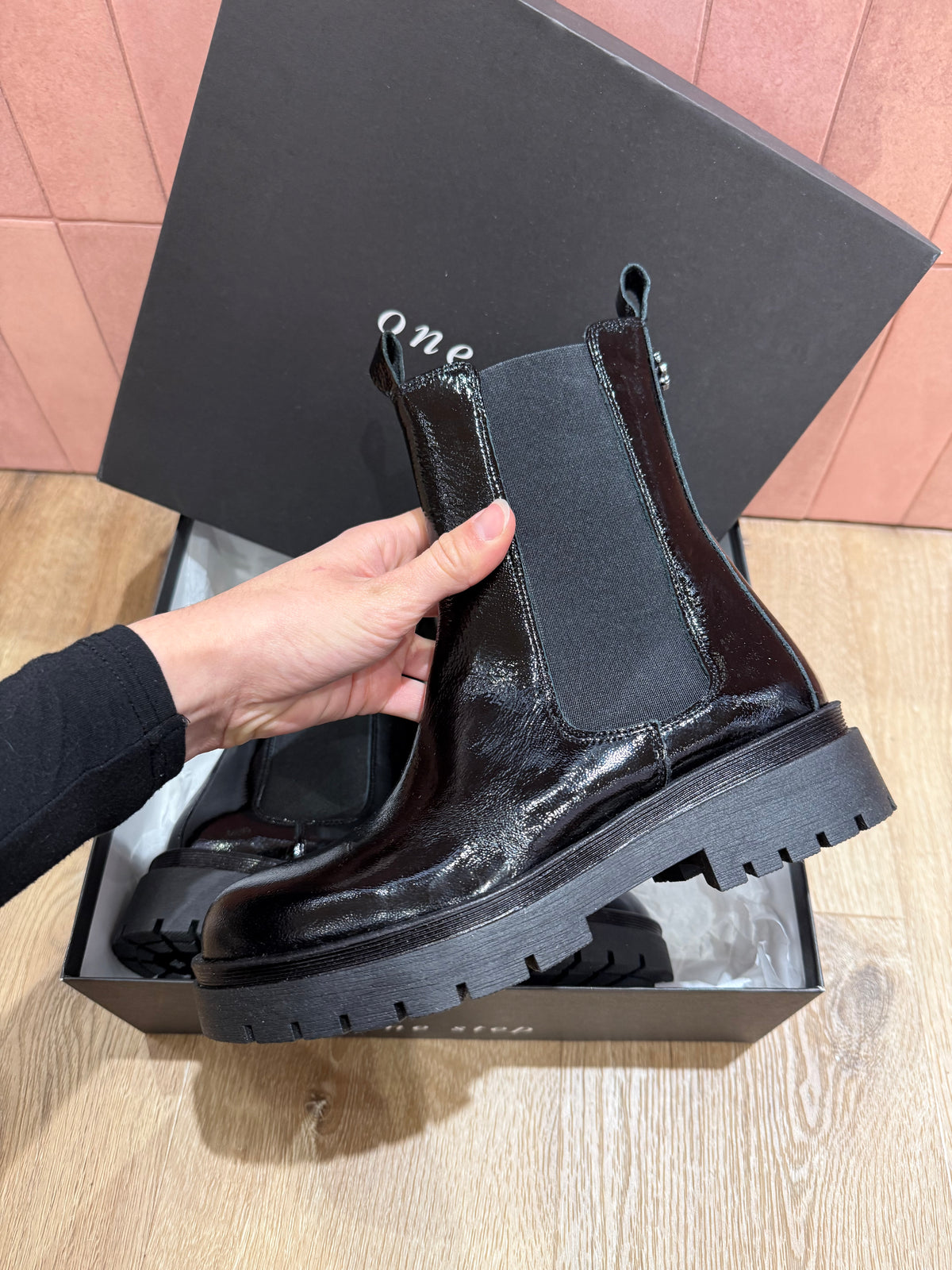 Bottines noires brillantes neuves T.36 One Step