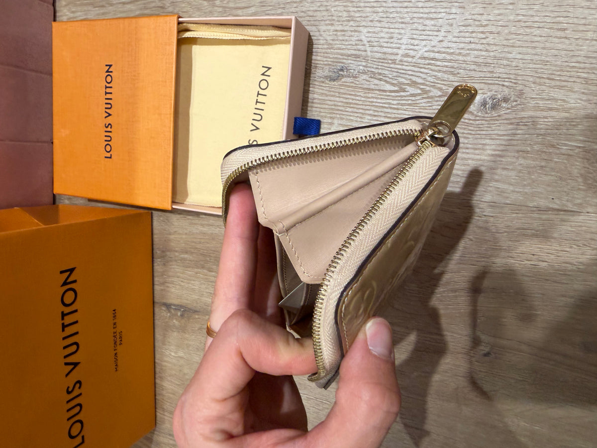 Portefeuille Louis Vuitton beige en cuir vernis 09/10