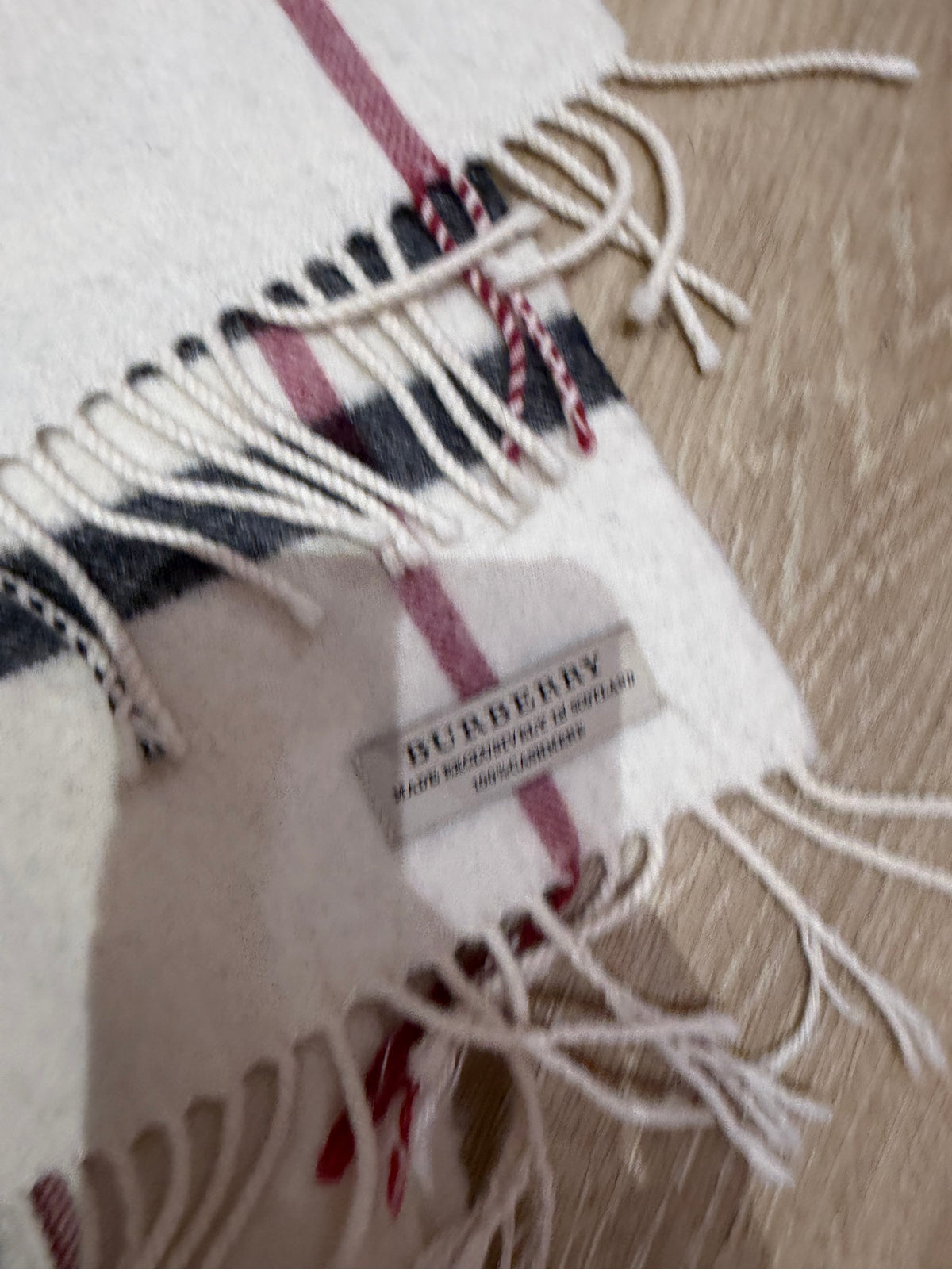 Écharpe Burberry 100% cachemire 06/10