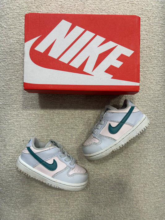 Baskets Nike Enfant Taille 18.5