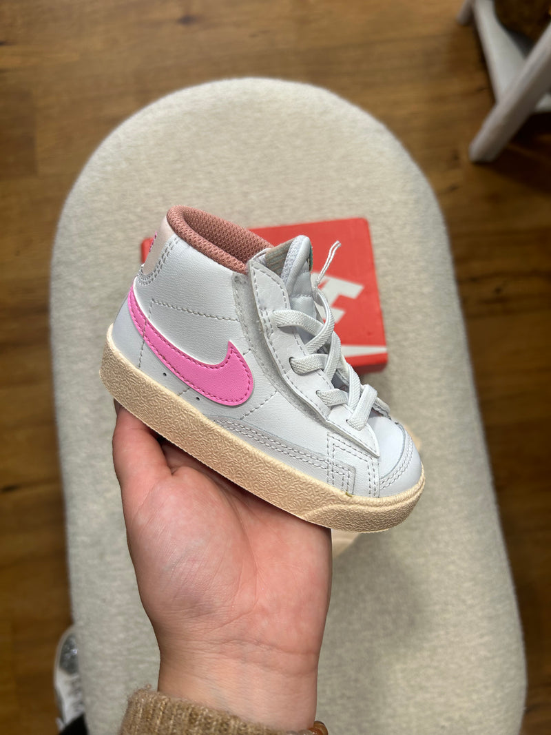 Baskets Nike Enfant Taille 22