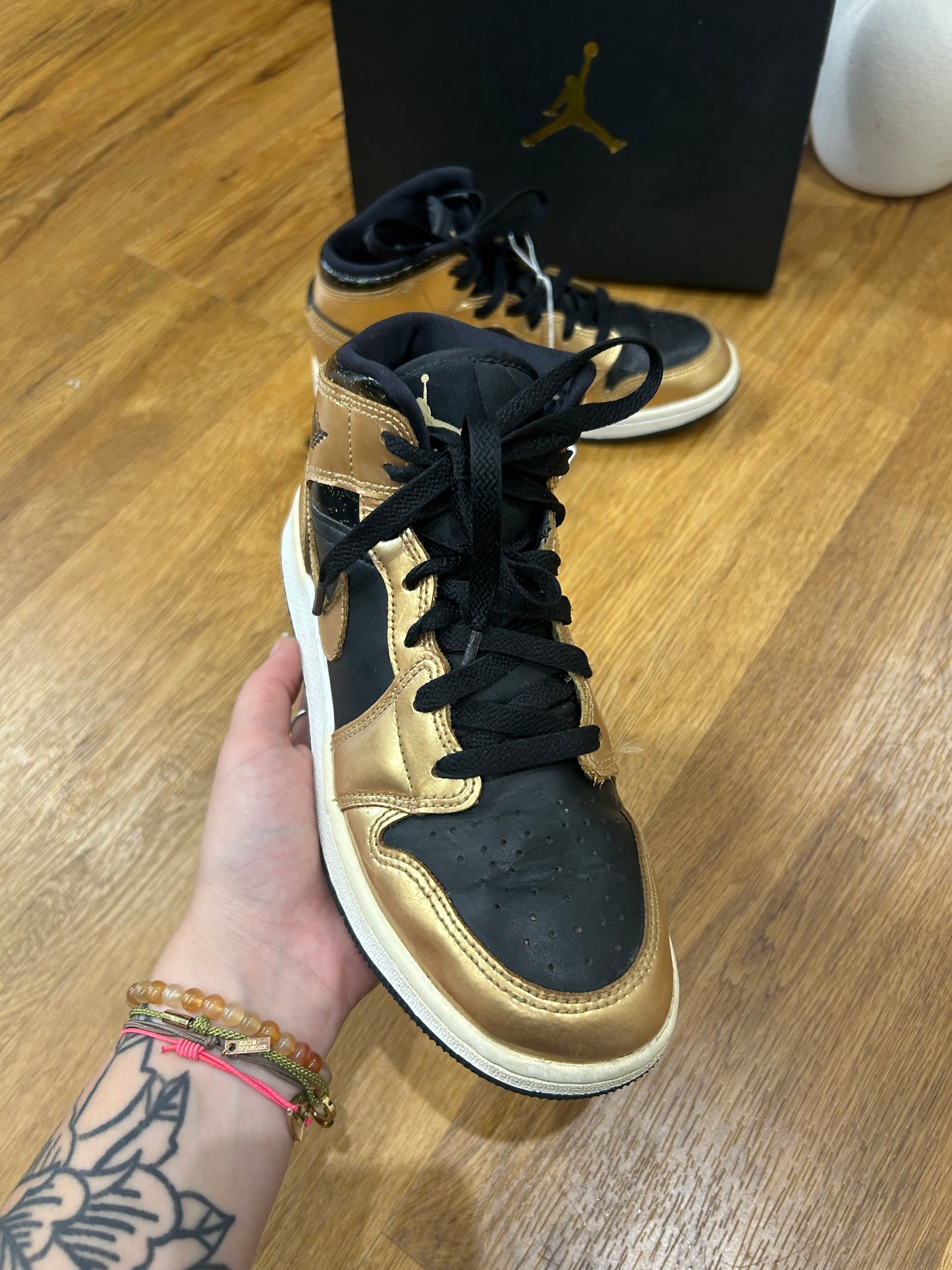 Baskets Nike Air Jordan 1 Mid SE Taille 37.5