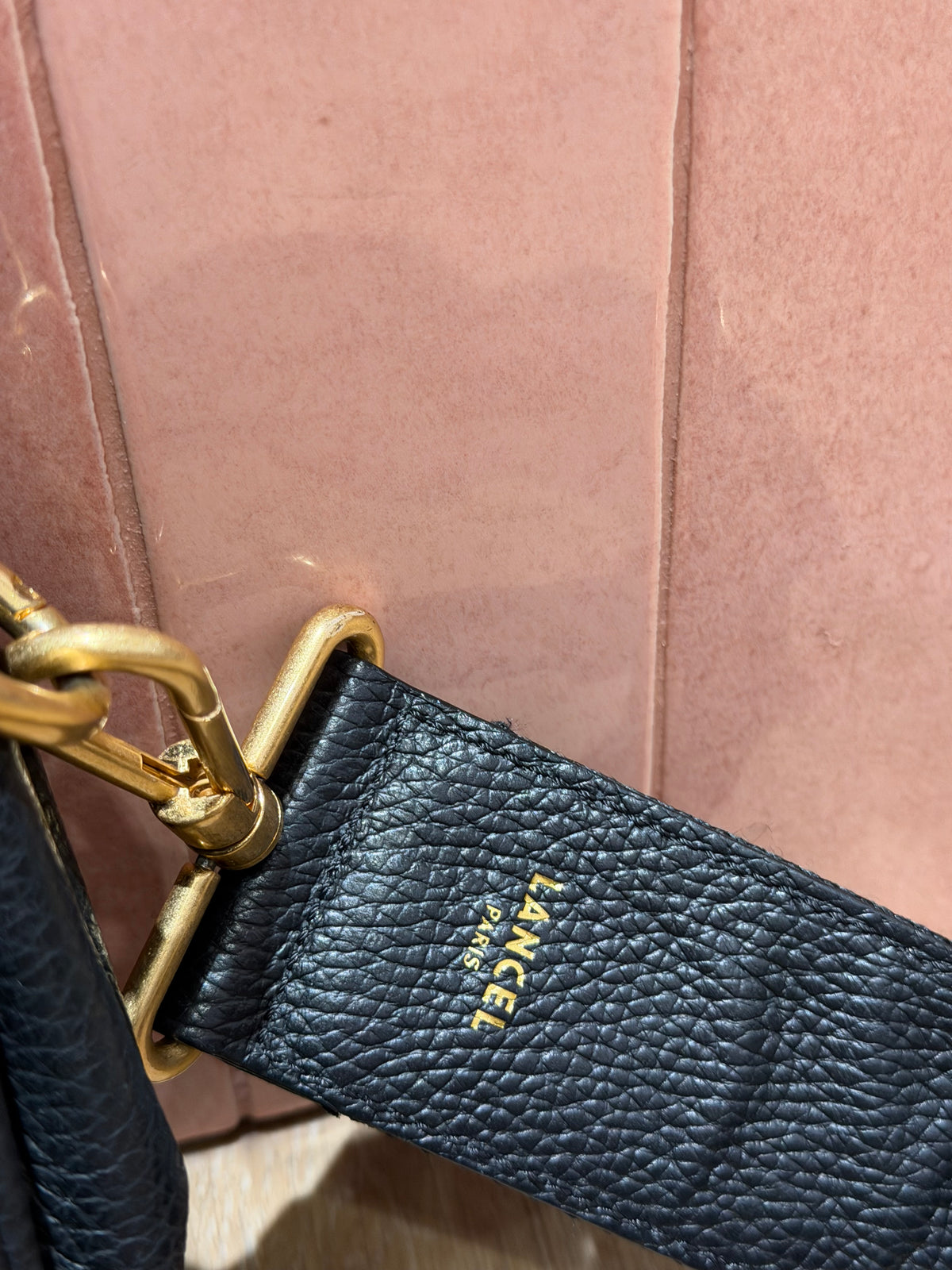 Sac noir Lancel en bandoulière, ovale, détail doré 29/10