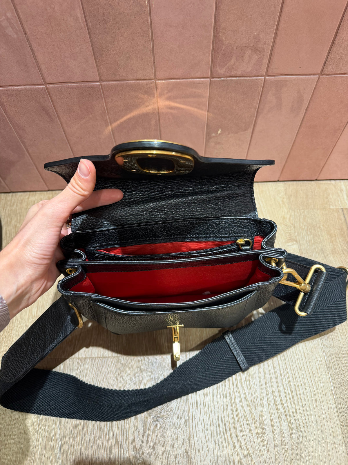 Sac noir Lancel en bandoulière, ovale, détail doré 29/10