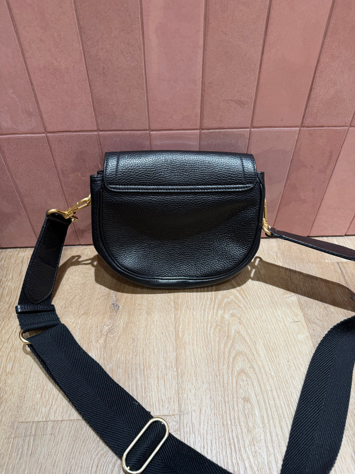 Sac noir Lancel en bandoulière, ovale, détail doré 29/10
