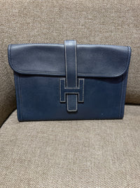 Pochette en cuir bleu nuit juge Hermès - pochon fourni 29/10