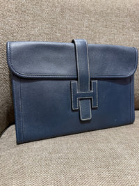 Pochette en cuir bleu nuit juge Hermès - pochon fourni 29/10