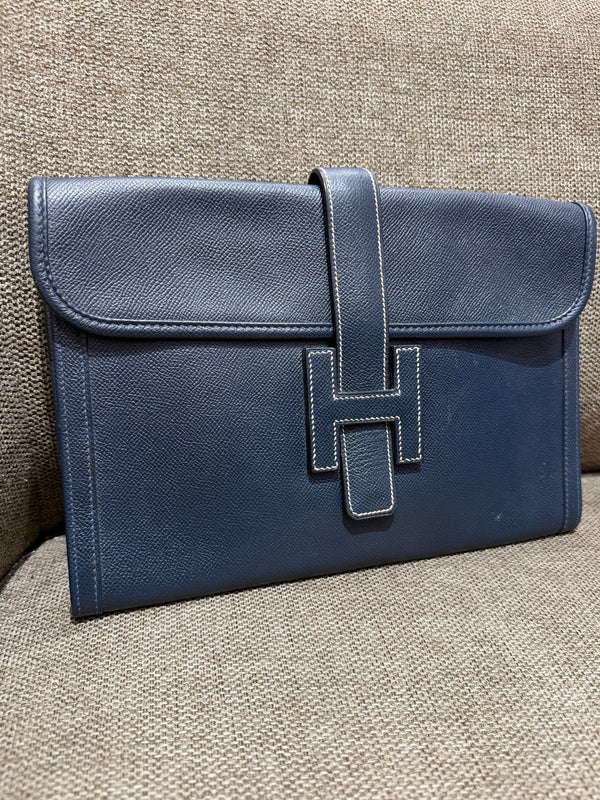 Pochette en cuir bleu nuit juge Hermès - pochon fourni 29/10