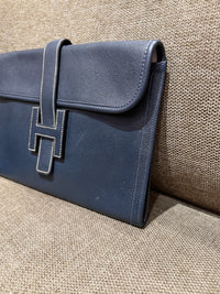 Pochette en cuir bleu nuit juge Hermès - pochon fourni 29/10