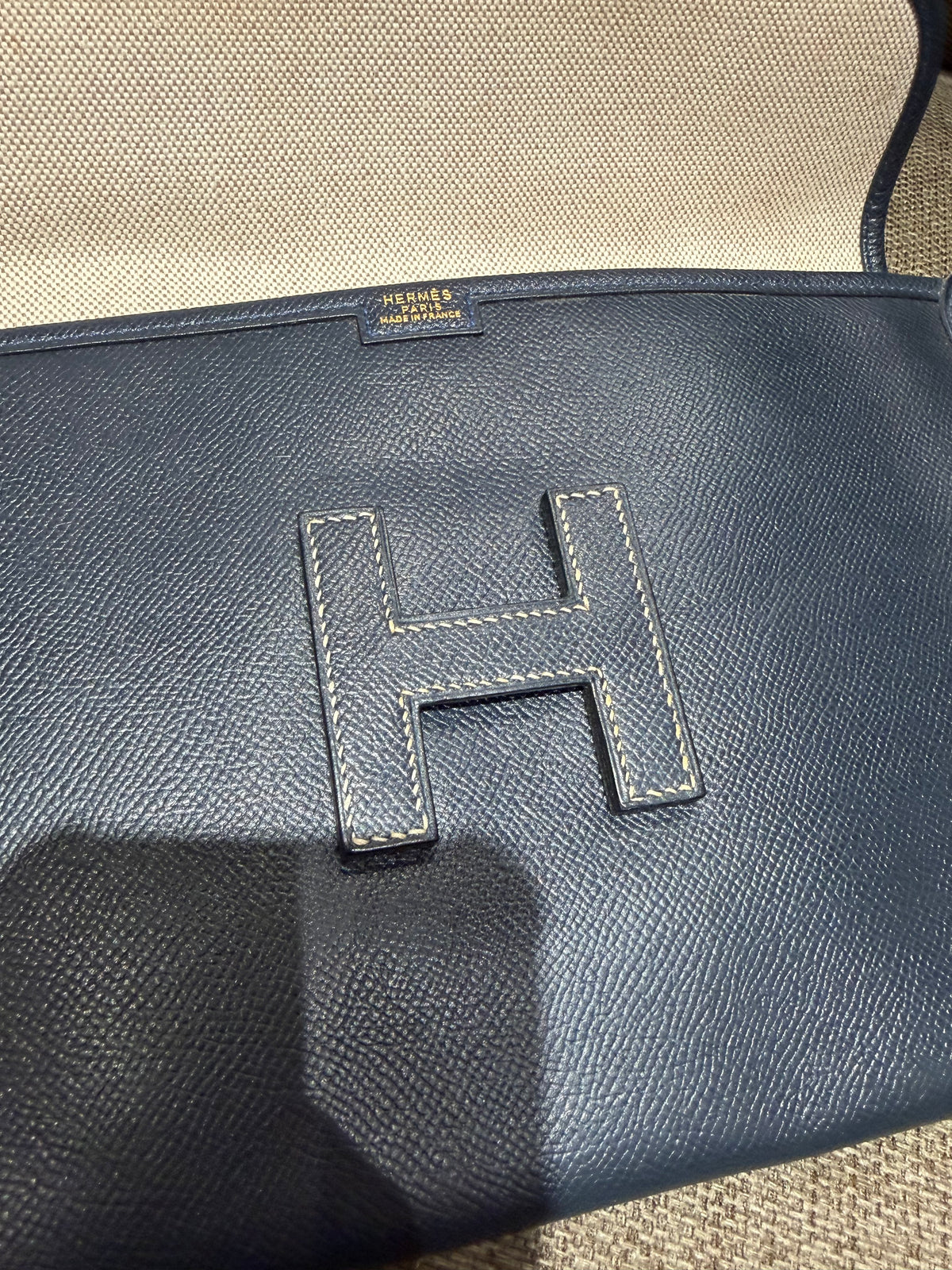 Pochette en cuir bleu nuit juge Hermès - pochon fourni 29/10