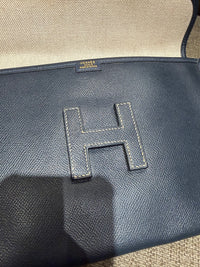 Pochette en cuir bleu nuit juge Hermès - pochon fourni 29/10